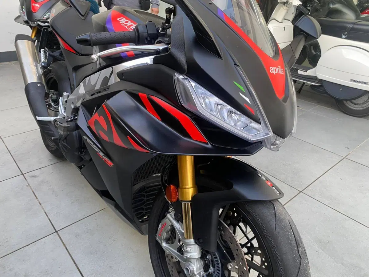 Aprilia RSV4 1100 Factory (2021 - 24) (6)