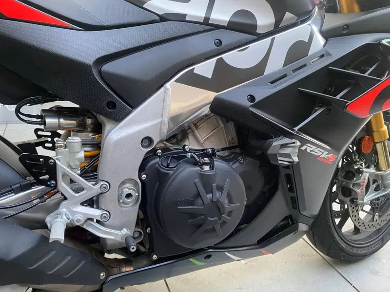 Aprilia RSV4 1100 Factory (2021 - 24) (12)