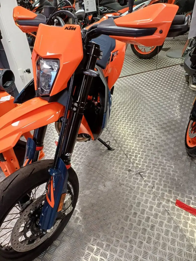 KTM 690 SMC R (2026) (3)