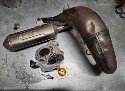 Kit SXS + scarico Factory + sil. Akrapovic per KTM Husqvarna