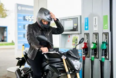 L'Ue fa marcia indietro sullo stop ai motori termici: cosa ci sar&agrave; nel serbatoio delle nostre moto nel 2035?