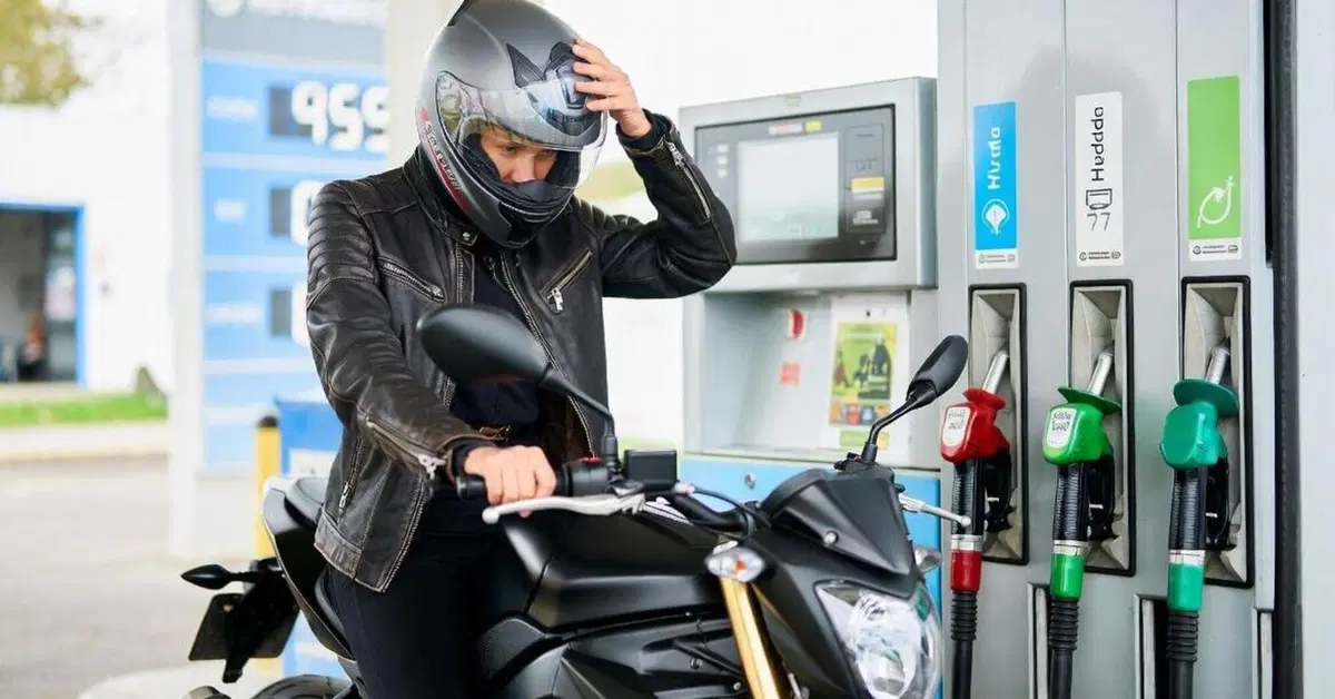 L'Ue fa marcia indietro sullo stop ai motori termici: cosa ci sar&agrave; nel serbatoio delle nostre moto nel 2035?