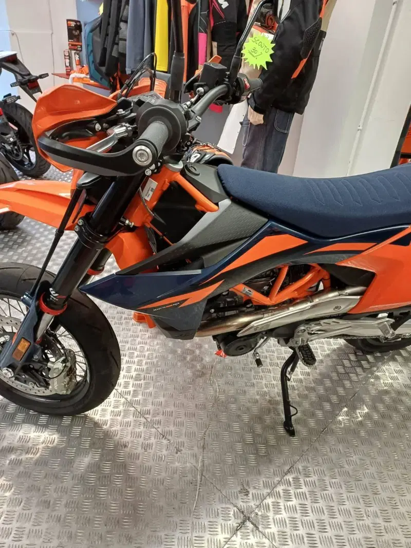 KTM 690 SMC R (2026) (3)