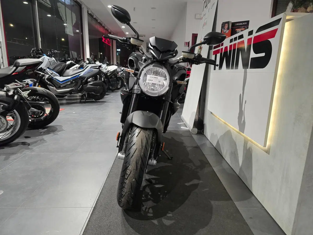 MV Agusta Brutale 800 R (2023 - 25) (3)