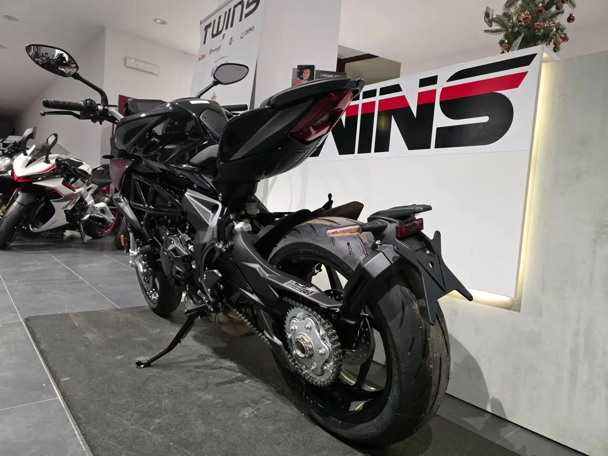 MV Agusta Brutale 800 R (2023 - 25) (6)
