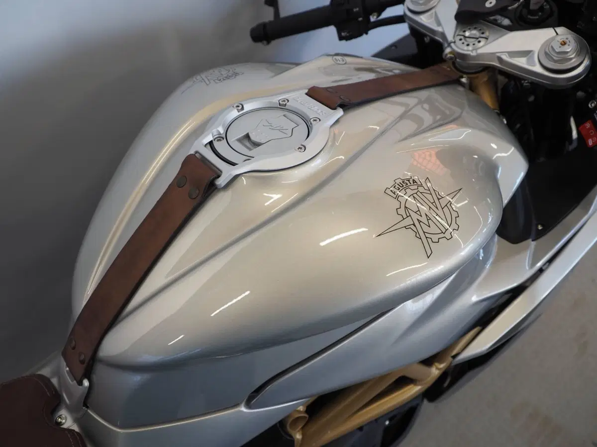 MV Agusta Superveloce 800 S (2021 - 25) (2)