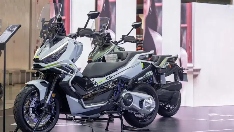 Maxi-scooter Zontes ZT 552 T: arriva anche la versione adventure