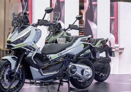 Maxi-scooter Zontes ZT 552 T: arriva anche la versione adventure