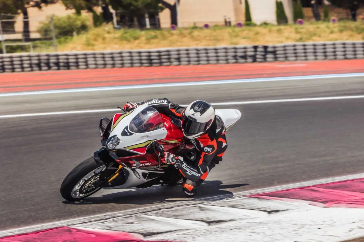 Suzuki GSX-R1000R 2026: ecco svelato il prezzo. Superbike economica?  (7)