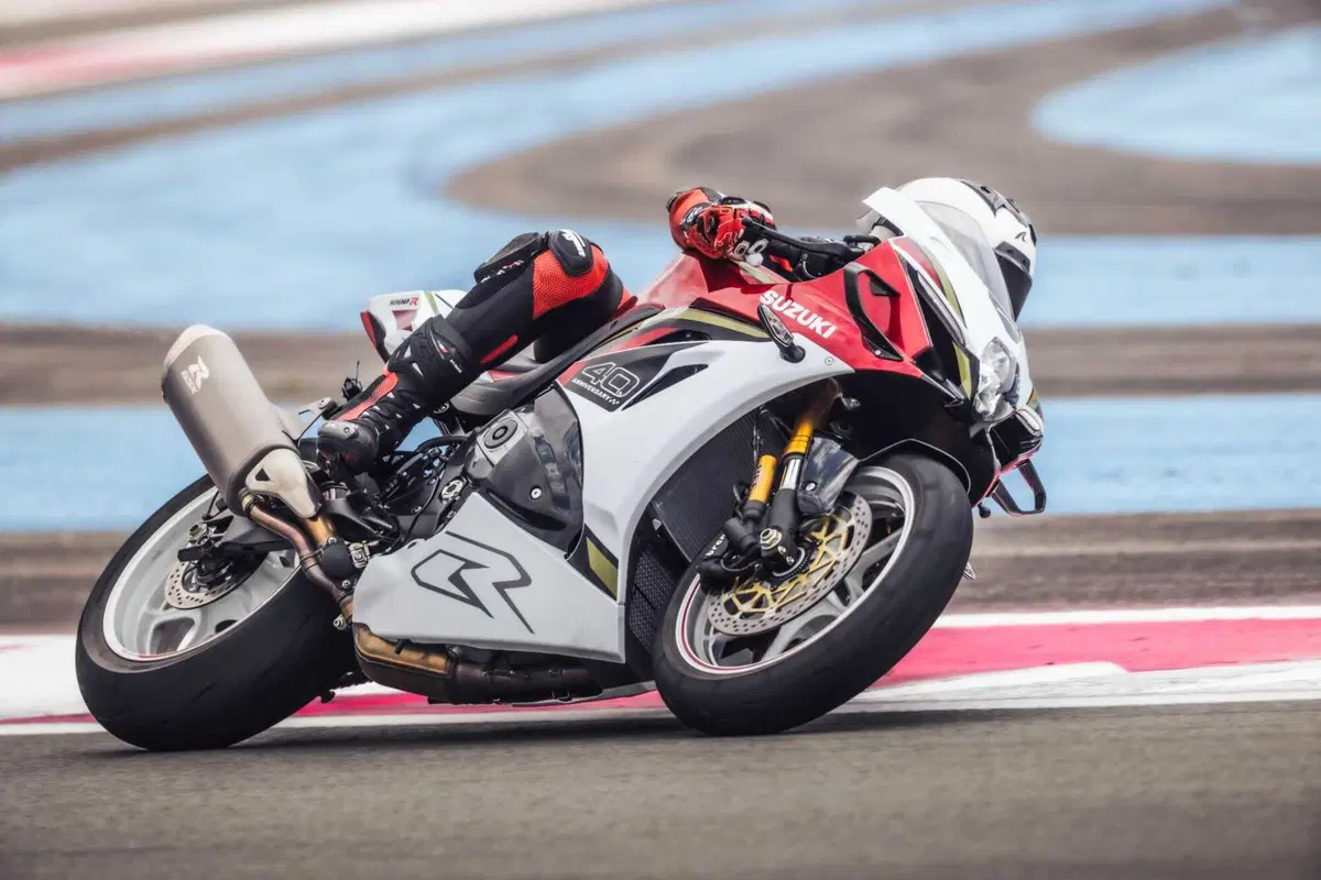 Suzuki GSX-R1000R 2026: ecco svelato il prezzo. Superbike economica?  (8)