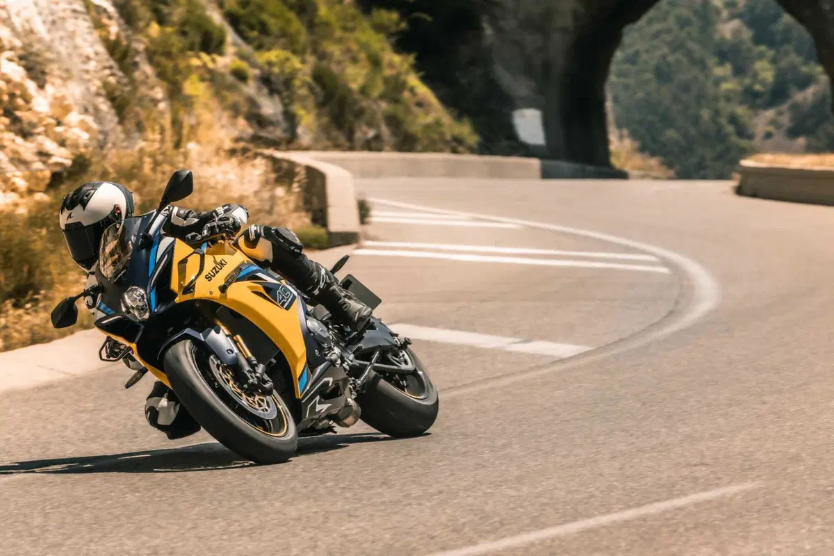 Suzuki GSX-R1000R 2026: ecco svelato il prezzo. Superbike economica?  (10)
