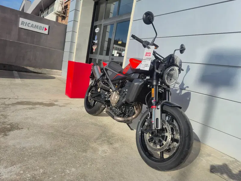Husqvarna Svartpilen 801 (2024 - 26) (2)