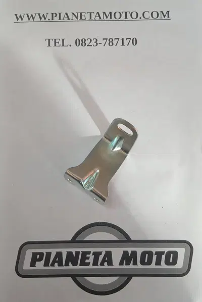 AP8132755 PIATTO SUPPORTO CARENA DESTRO Aprilia