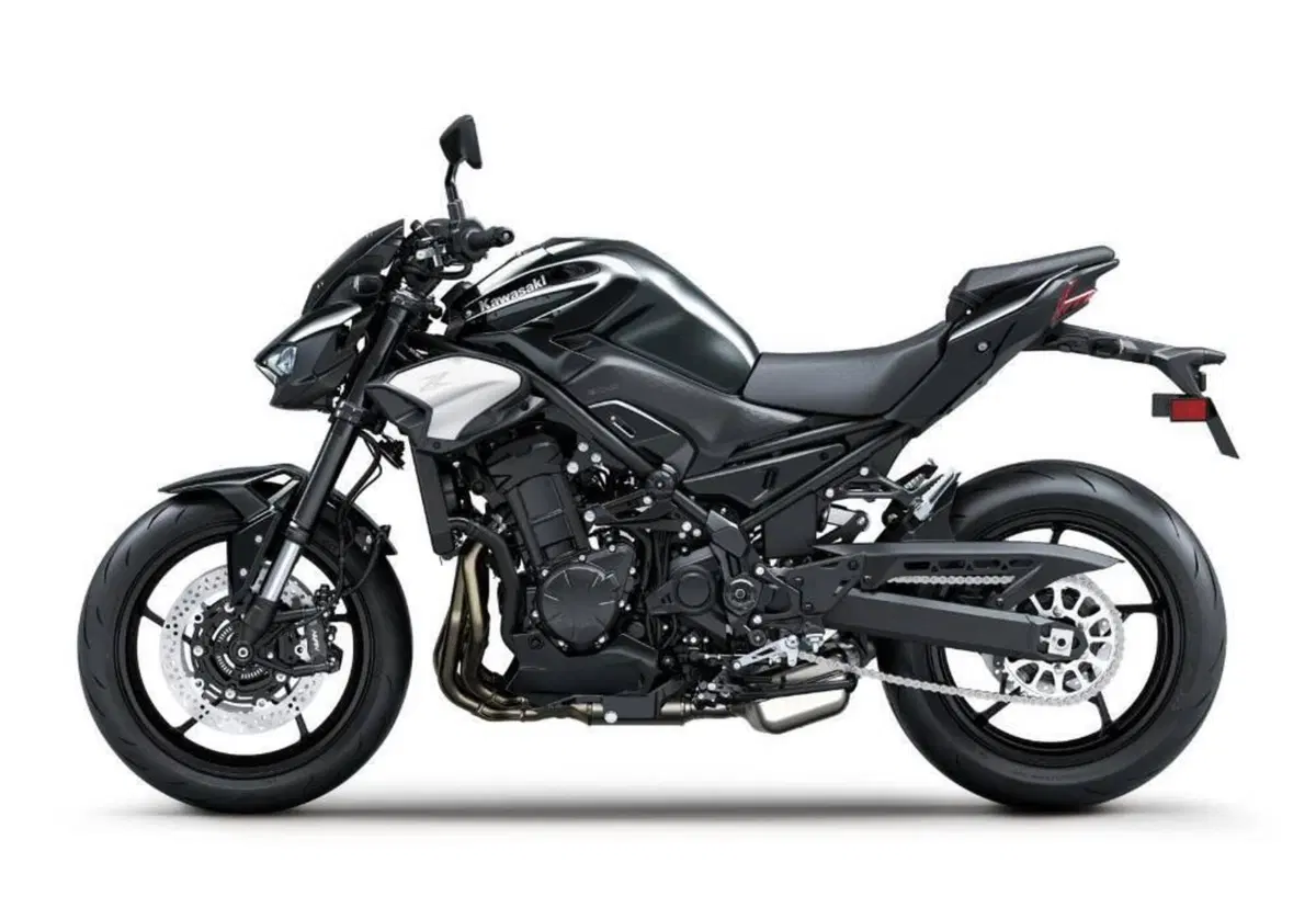 Kawasaki Z 900 (2025 - 26) (11)