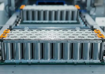 Più autonomia e ricarica più veloce: perché il silicio può cambiare le batterie EV