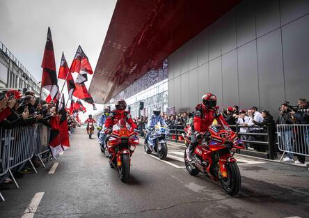 Le MotoGP corrono dentro l'azienda di Borgo Panigale: così Ducati ha festeggiato i suoi campioni [VIDEO]
