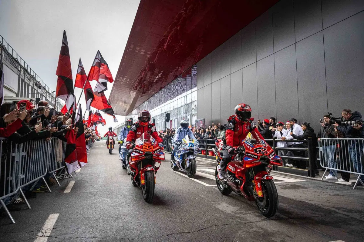 Le MotoGP corrono dentro l'azienda di Borgo Panigale: così Ducati ha festeggiato i suoi campioni