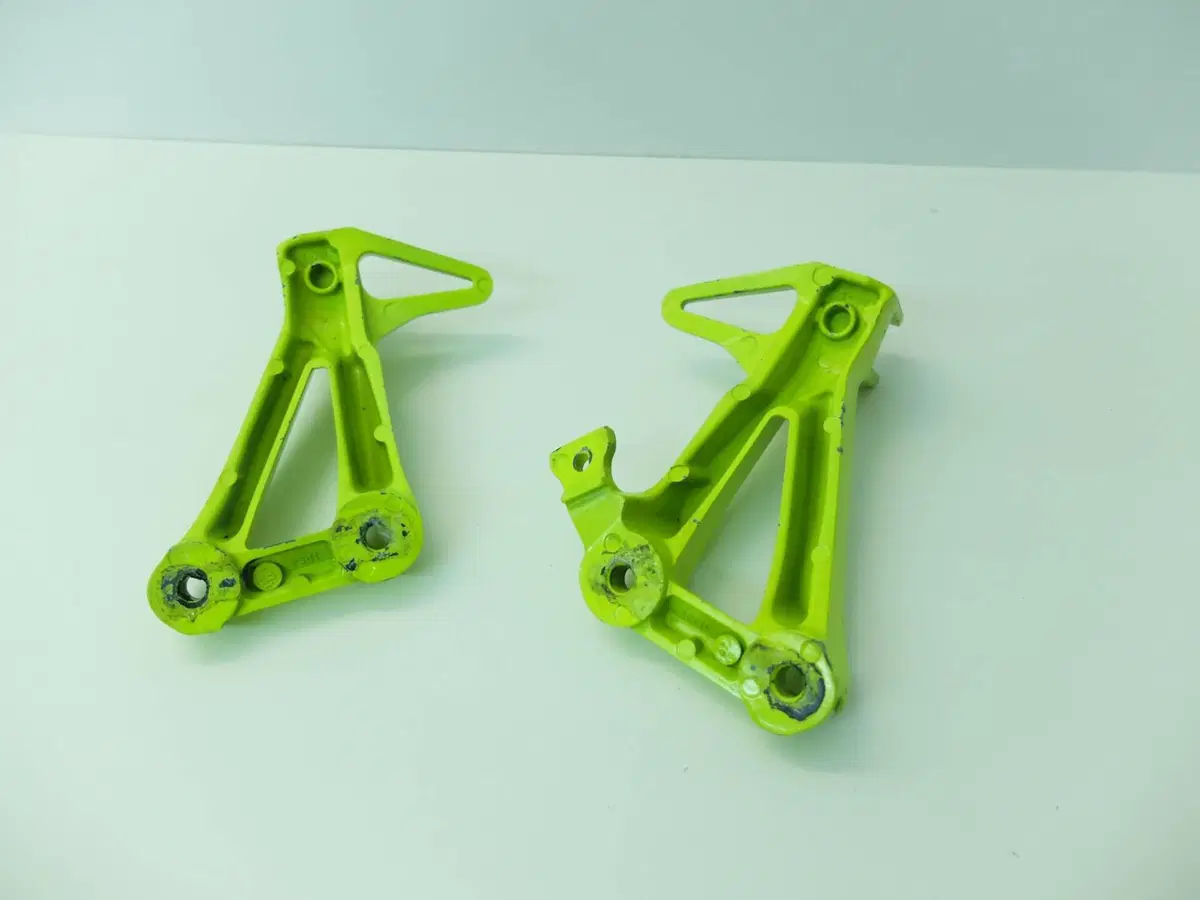 Supporto Pedane poggiapiedi passeggero Yamaha MT 0 (4)