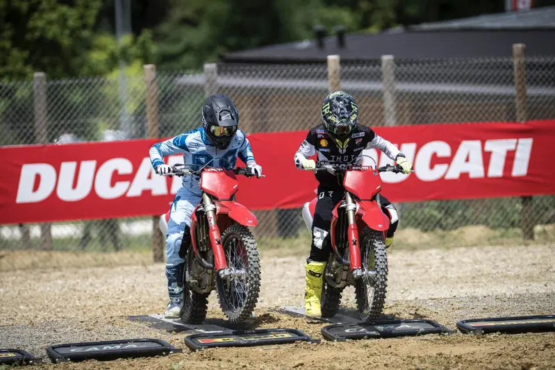 Alla presentazione della Ducati Desmo450 MX siamo partiti gomito a gomito con IL RE Antonio Cairoli