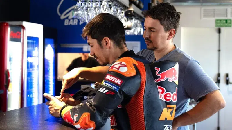 MotoGP 2025. "Errore da dilettante!". Un ex pilota ha contestato le parole di Lorenzo (Vinales pi&ugrave; talento e velocit&agrave; di Acosta), ecco la risposta di Jorge
