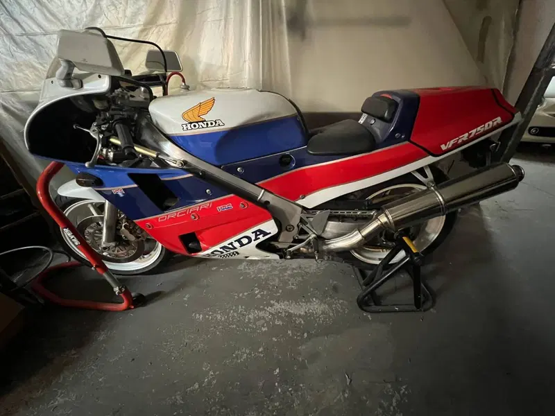 Honda VFR 750R (2)