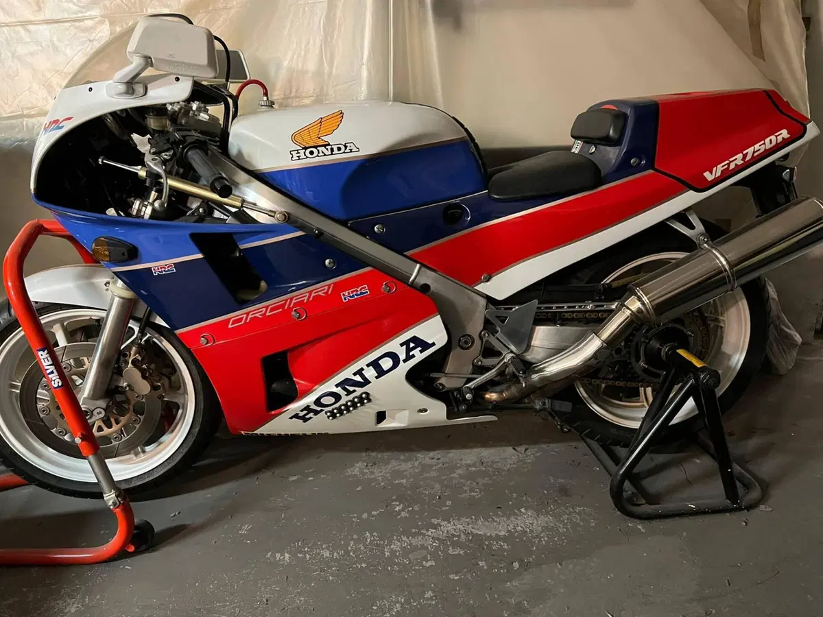 Honda VFR 750R (3)