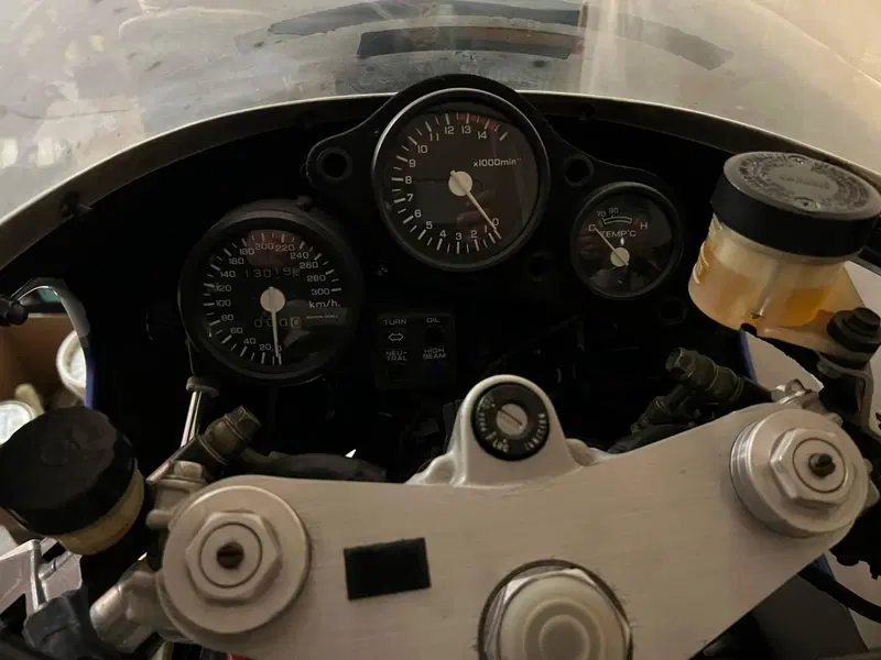Honda VFR 750R (4)