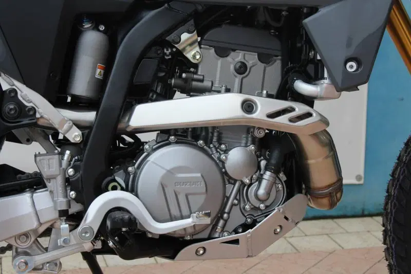 Suzuki DR-Z4S (2025 - 26) (2)
