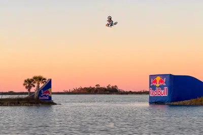 Tyler Bereman salta da un&rsquo;isola all&rsquo;altra in moto: tutto filmato con un iPhone