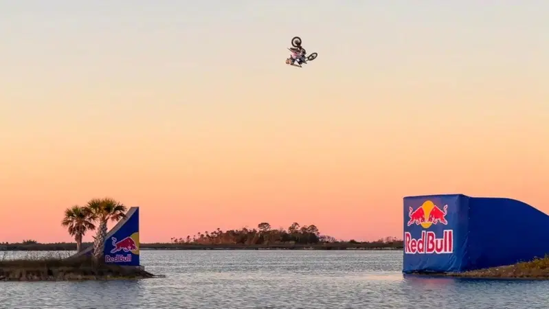 Tyler Bereman salta da un&rsquo;isola all&rsquo;altra in moto: tutto filmato con un iPhone