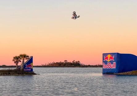 Tyler Bereman salta da un’isola all’altra in moto: tutto filmato con un iPhone