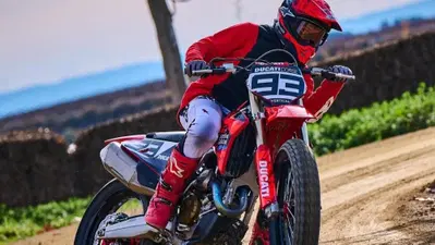 MotoGP 2025. Si ricomincia: Marc M&aacute;rquez &egrave; tornato in moto, su una Ducati da flat track! 