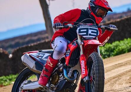 Si ricomincia: Marc Márquez è tornato in moto, su una Ducati da flat track!