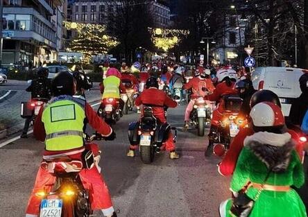 Trecento moto uniscono Massa e Carrara: i Babbo Natale hanno portato i giochi ai bambini [VIDEO]