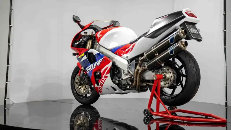 Honda RVF 750 R RC45  (9)