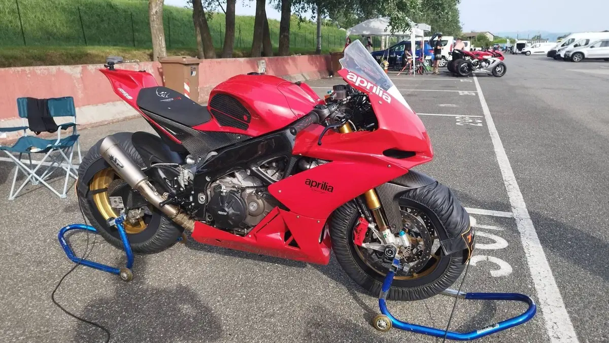 Aprilia RSV4 Factory APRC ABS (2011 - 15) (10)