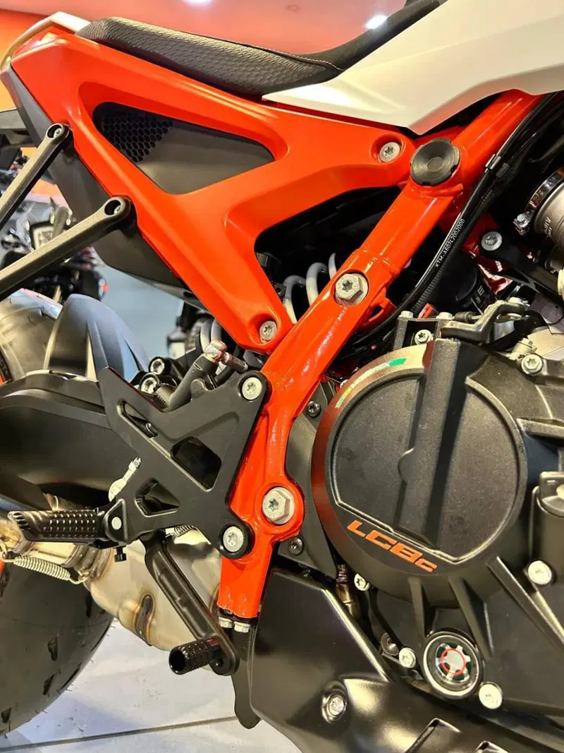 KTM 990 Duke R (2026) (10)