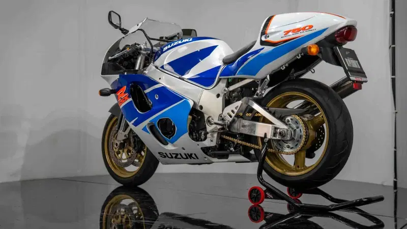 Suzuki GSX-R 750 SRAD (9)