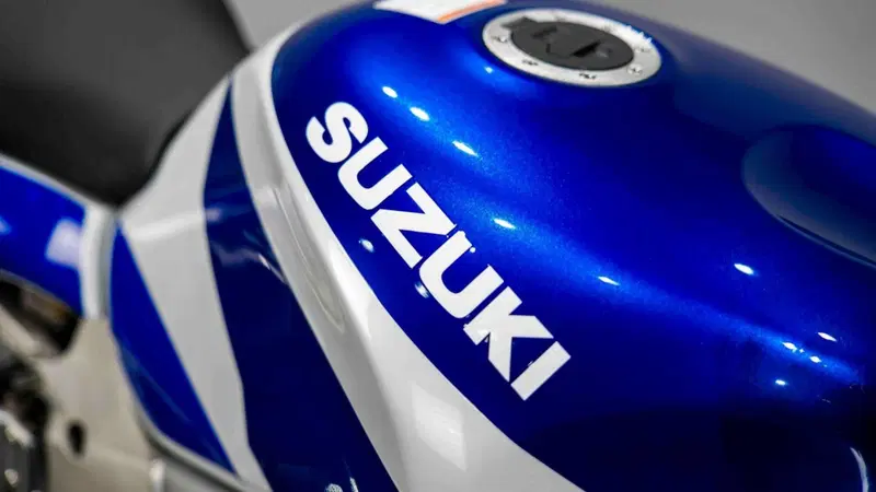 Suzuki GSX-R 750 SRAD (11)