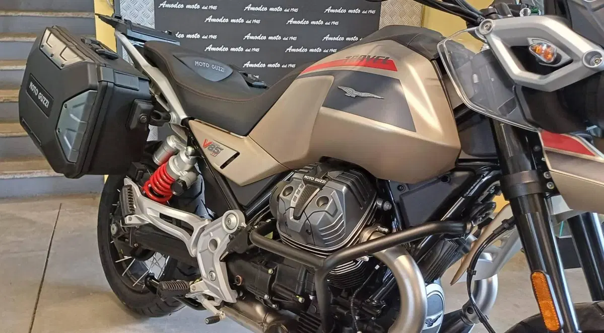 Moto Guzzi V85 TT Travel (2024 - 26) (2)