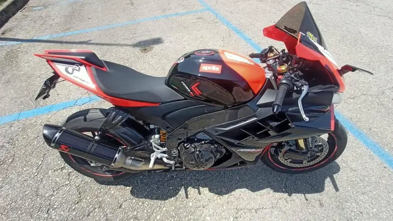 Aprilia RSV4 1100 Factory SE-09 SBK (2024) (2)