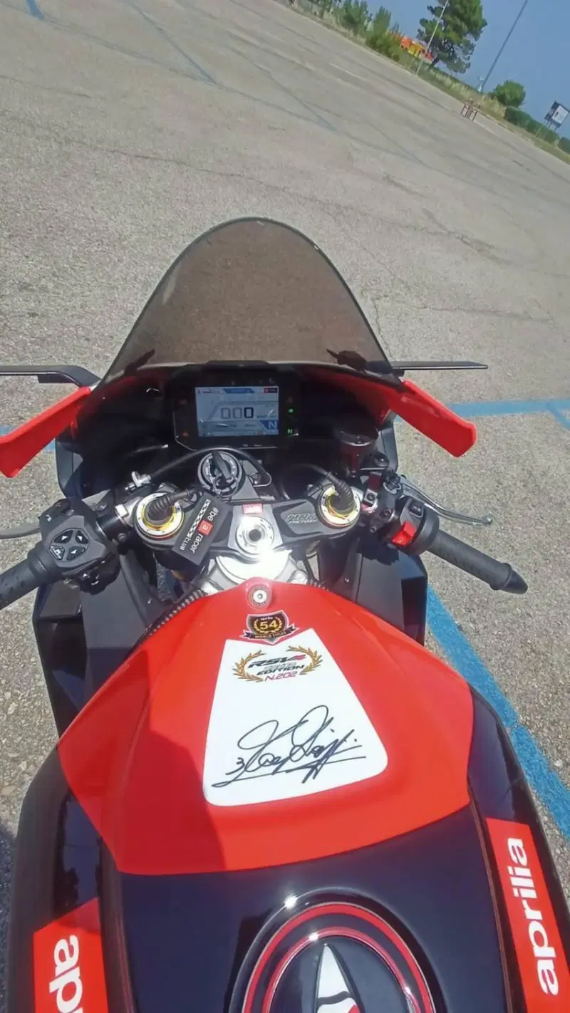 Aprilia RSV4 1100 Factory SE-09 SBK (2024) (8)