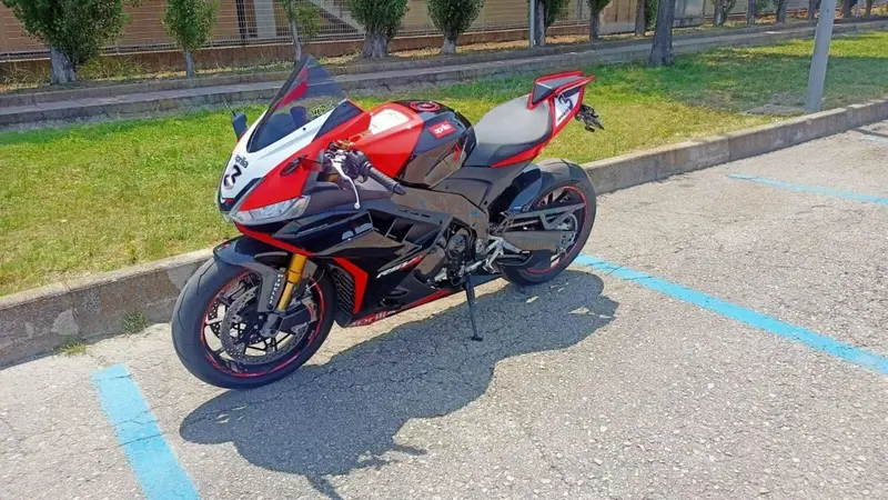 Aprilia RSV4 1100 Factory SE-09 SBK (2024) (9)