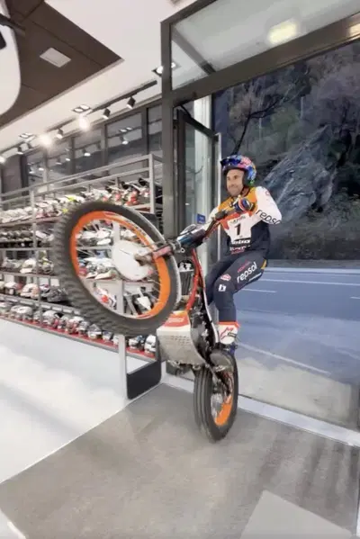 Il fenomeno Toni Bou percorre i 500mq di un negozio su una ruota [VIDEO]