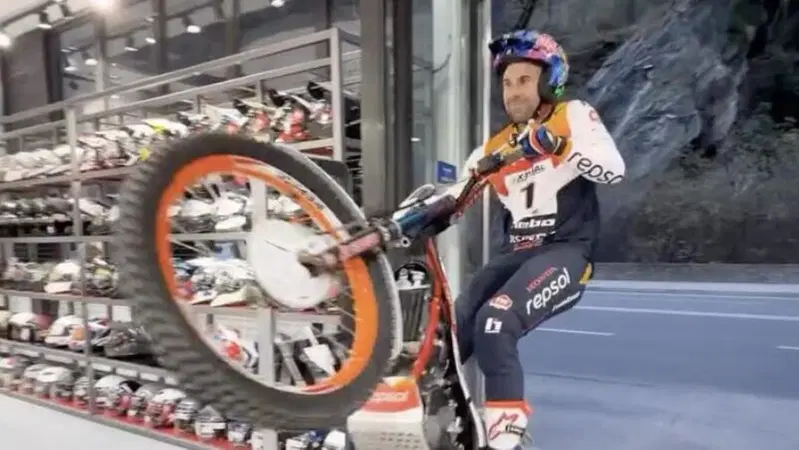 Il fenomeno Toni Bou percorre i 500mq di un negozio su una ruota [VIDEO]