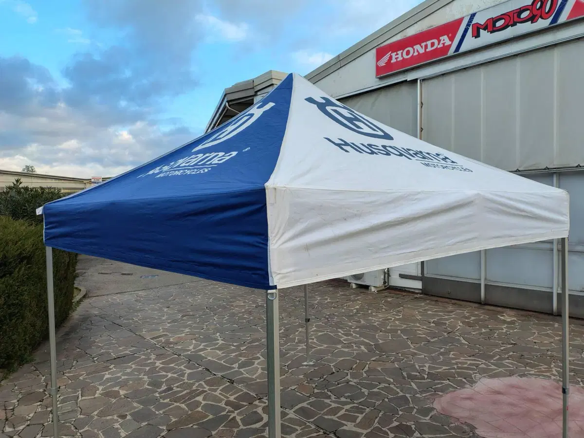 Gazebo Husqvarna 3x3 colore bianco e blu (2)
