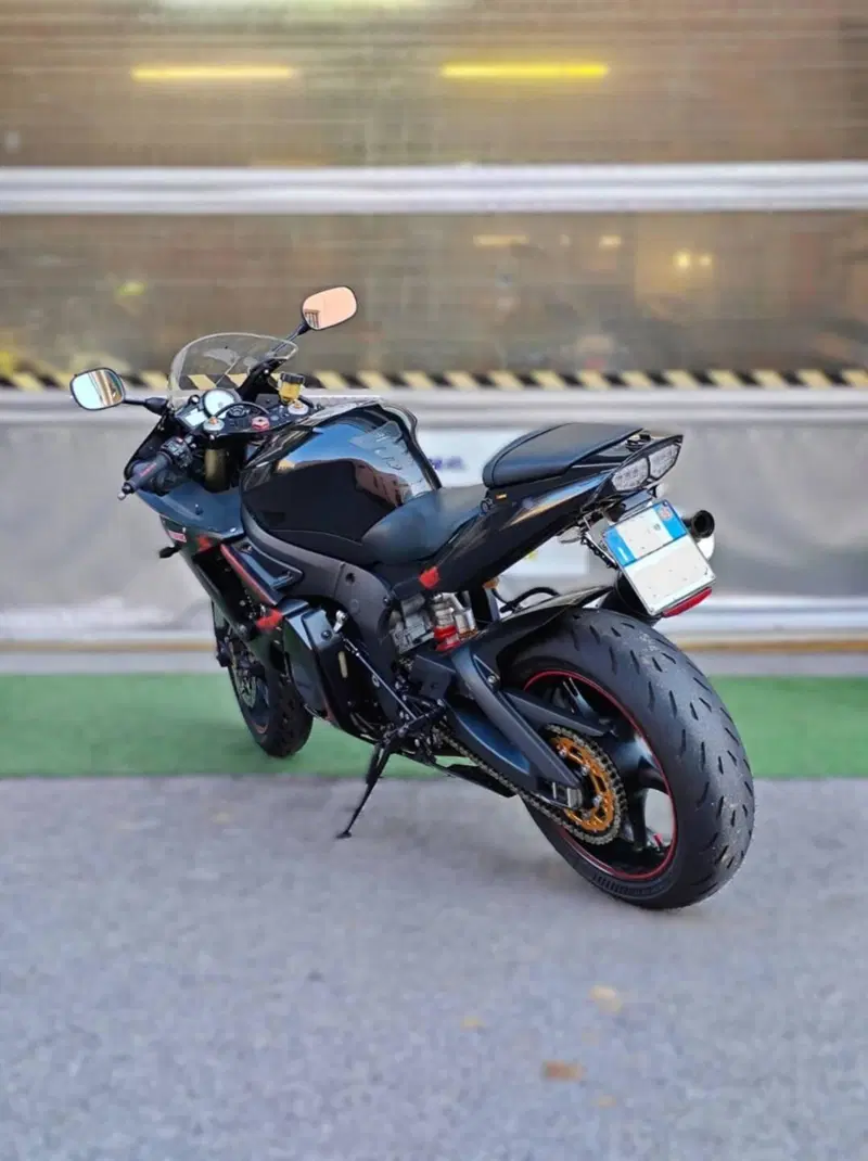 Yamaha YZF R6 (2005 - 06) (4)