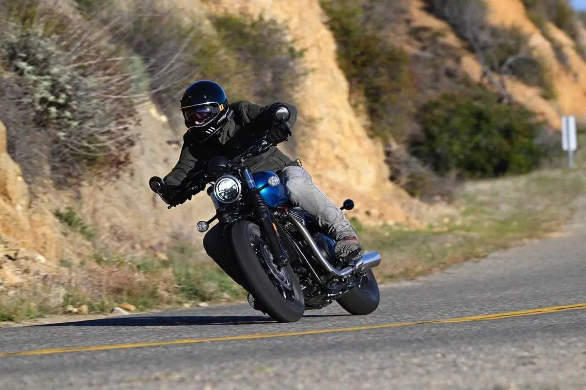 Triumph Bonneville Bobber e Speedmaster 1200 my 2026 foto dinamiche motoIT (35)