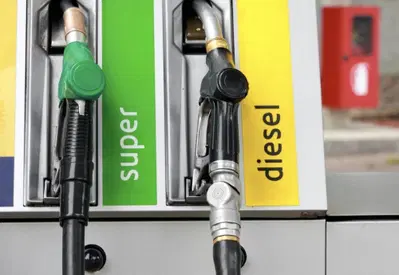 Mimit: calo dei prezzi medi dei carburanti