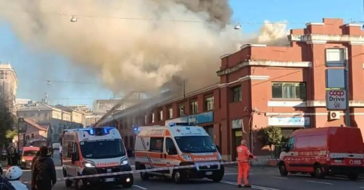 Incendio in un capannone di e-bike a Sestri Ponente: fumo su via Merano e paura nel quartiere